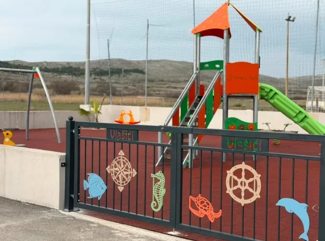 Uređeno igralište u Vlašićima, mališani dobili klackalicu, ljuljačku i 