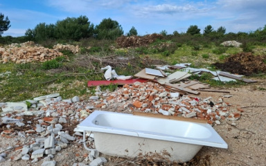 [FOTO] GODINAMA ISTI PROBLEM Na Novom Bokanjcu ponovno uklonjene tone otpada, Grad uvodi video nadzor