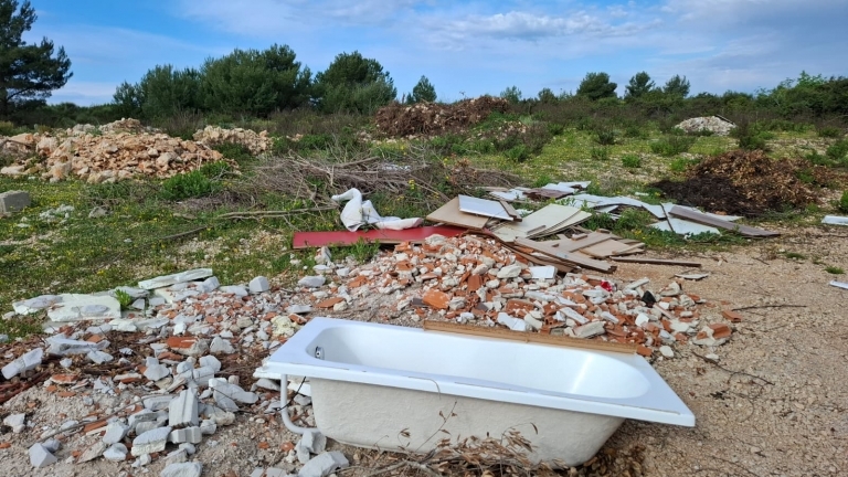 [FOTO] GODINAMA ISTI PROBLEM Na Novom Bokanjcu ponovno uklonjene tone otpada, Grad uvodi video nadzor