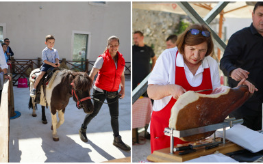 [FOTO] Na sajmu domaćih proizvoda na pijaci najveća gužva kod mini farme, djeca čekala red za koze, piliće i – ponija!