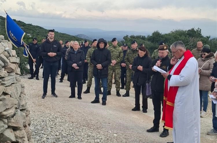 Održan tradicionalni križni put Hrvatske vojske i policije na Kamenjak