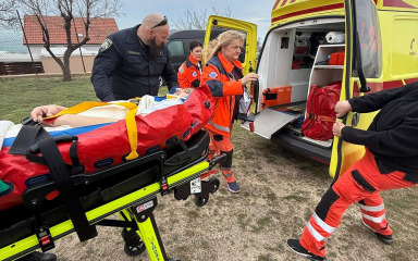 Muškarac pao s kata kuće, vatrogasci ga po orkanskoj buri prevezli do bolnice preko zatvorenog Paškog mosta
