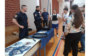 Osnovnoškolci i srednjoškolci iz Paga iz prve ruke doznali kako izgleda jedan dan na Policijskoj školi