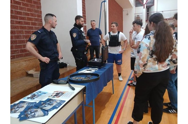 Osnovnoškolci i srednjoškolci iz Paga iz prve ruke doznali kako izgleda jedan dan na Policijskoj školi