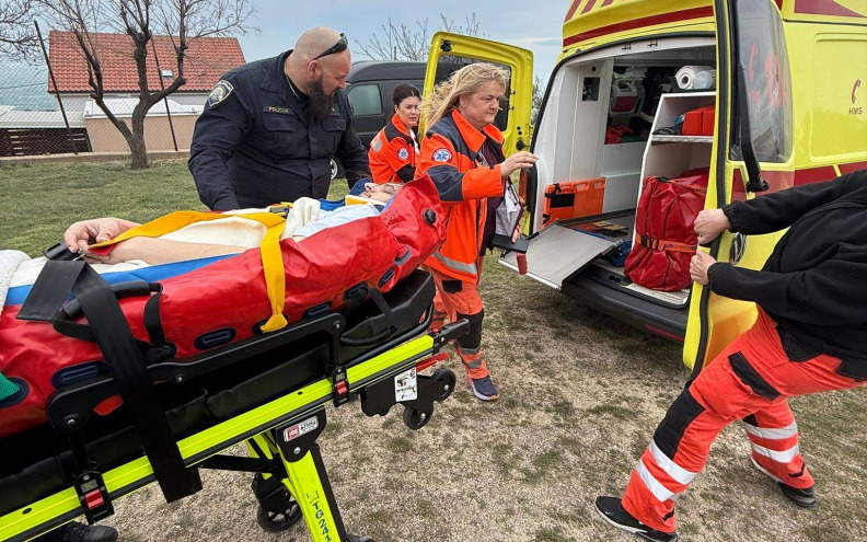 Muškarac pao s kata kuće, vatrogasci ga po orkanskoj buri prevezli do bolnice preko zatvorenog Paškog mosta
