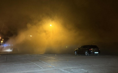 Na parkiralištu na Ravnicama sinoć izbio požar, napuštena hala u potpunosti izgorjela