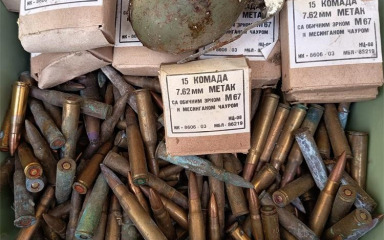 Ličanin policiji predao dvije kile eksploziva, bombu, puškomitraljez i hrpu streljiva