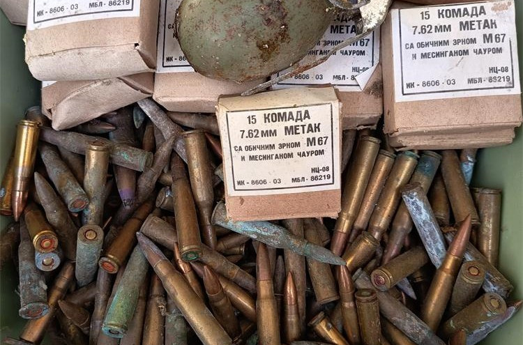 Ličanin policiji predao dvije kile eksploziva, bombu, puškomitraljez i hrpu streljiva