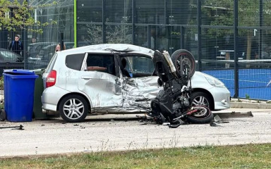 [FOTO] U Biogradu automobil pri skretanju presjekao put motociklu bez registracija, dvojica mladića teško ozlijeđena