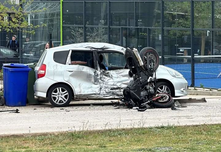 [FOTO] U Biogradu automobil pri skretanju presjekao put motociklu bez registracija, dvojica mladića teško ozlijeđena
