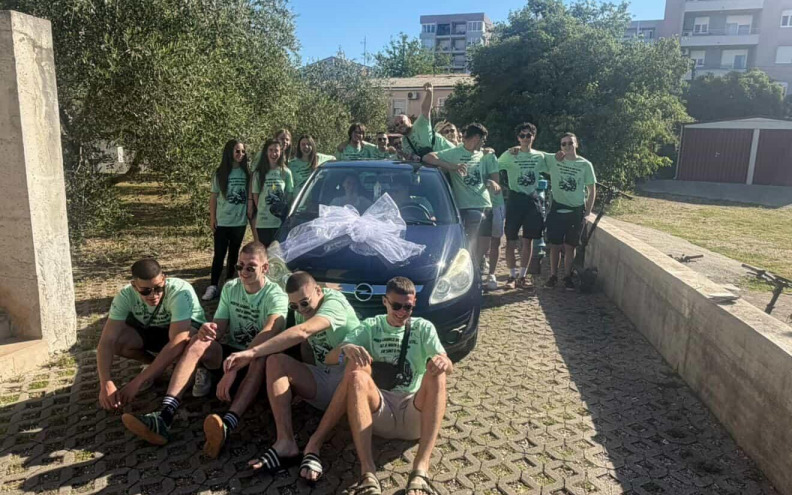 Razrednica u Zadru ostala u šoku: Maturanti joj poklonili automobil!