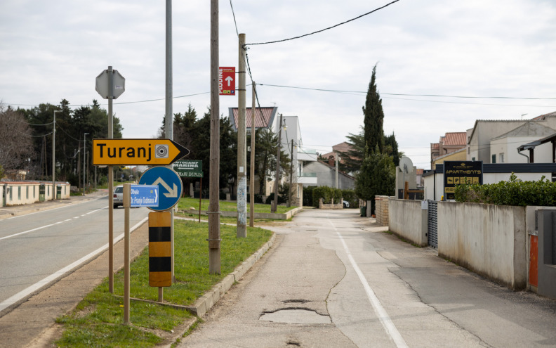Na terasi ugostiteljskog objekta u Turnju prijetio 49-godišnjaku pa ga napao oštrim predmetom
