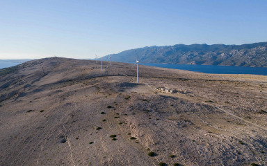 Adria Wind Power kreće u obnovu prve hrvatske vjetroelektrane na Pagu, planiraju i solarni park te autobuse i trajekt na vodik