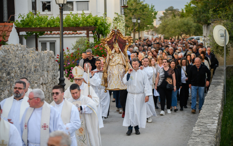 [FOTO] Rijeke vjernika hodočastile Gospi od Zečeva. Nadbiskup Zgrablić: Nikad ne odgađajte dobro
