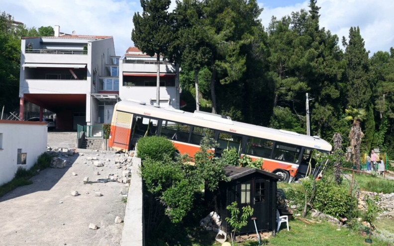 NEVJEROJATNA NESREĆA! Autobus sletio u dvorište! 'Kad smo začuli strašnu buku...'