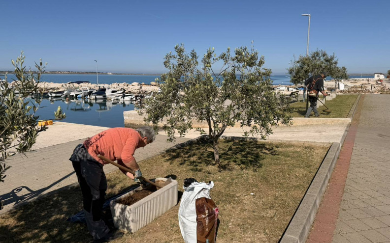 USUSRET TURISTIČKOJ SEZONI U Općini Vrsi uređuju se plaže, parkinzi i igrališta