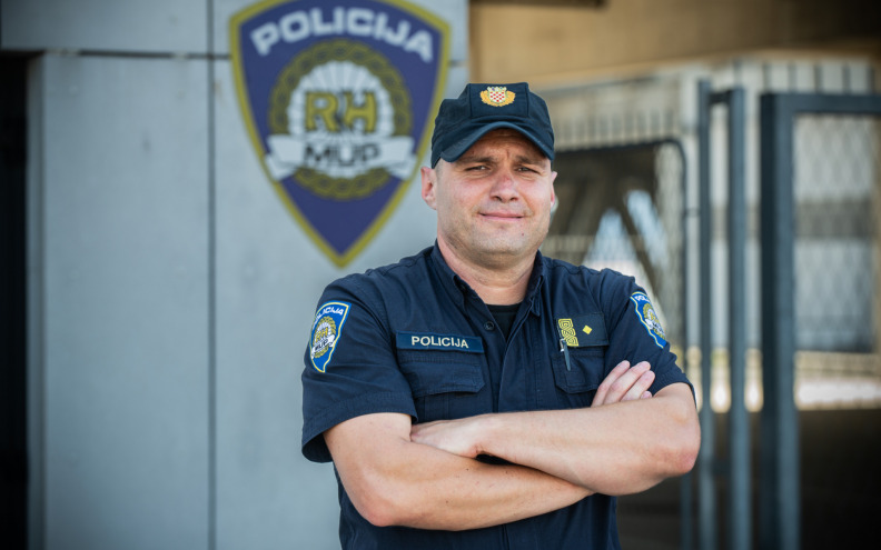 Skromni policajac Marin Labrović spasio čovjeka iz gorućeg stana: 'Nisam heroj, pomaganje je dio mog posla i osobnosti'