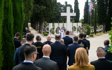 [FOTO] Ispred Središnjeg križa na Gradskom groblju položeni vijenci: ‘Prisjećamo se onih koji su dali najviše što su mogli’