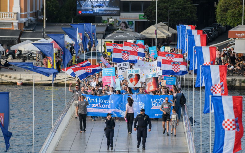 U Zadru održan Hod za život: 'Svako dijete zaslužuje se roditi i dobiti priliku za život'