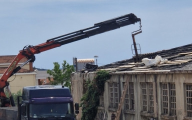 Kreću ozbiljni radovi na budućoj školi, s hala na Crvenim kućama uklanja se azbest!