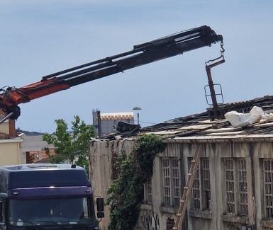 Kreću ozbiljni radovi na budućoj školi, s hala na Crvenim kućama uklanja se azbest!