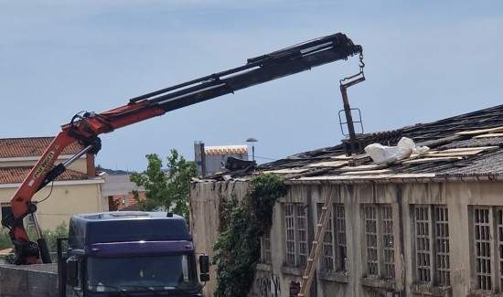 Kreću ozbiljni radovi na budućoj školi, s hala na Crvenim kućama uklanja se azbest!