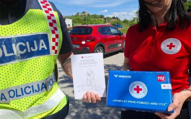 Policija i Crveni križ u Benkovcu proveli akciju ‘5 do 12’, vozačima dijelili kutije prve pomoći i upozoravali na kazne