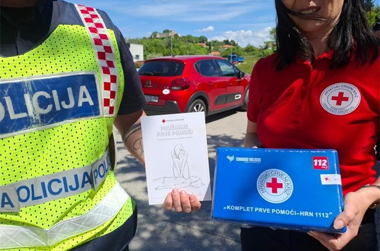Policija i Crveni križ u Benkovcu proveli akciju '5 do 12', vozačima dijelili kutije prve pomoći i upozoravali na kazne