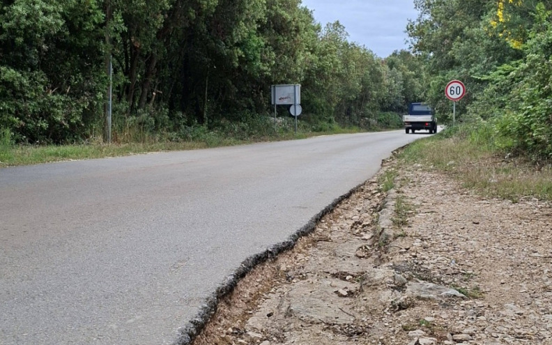Građanin šokiran stanjem ove ceste u Zadarskoj županiji! 'Ljudi ovdje voze kao nezdravi!'