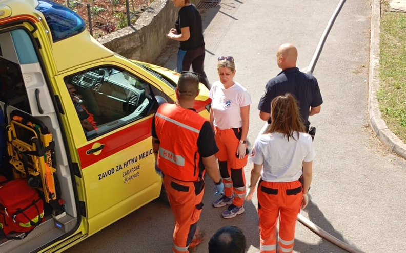 Izbio požar u stanu u Zadru, vatrogasci intervenirali