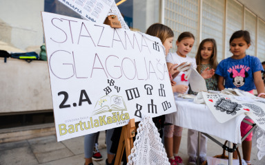 Poluotok postaje učionica hrvatske kulturne baštine, učenici izlažu radove inspirirane glagoljicom od Trga 5 bunara do katedrale sv. Stošije