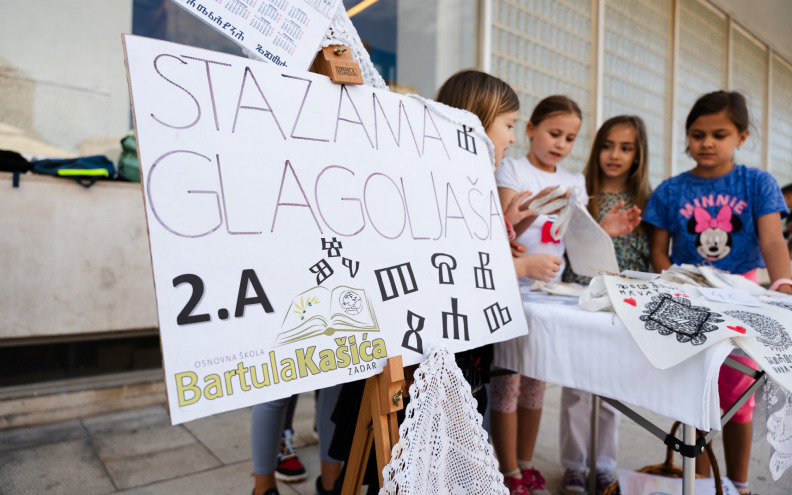 Poluotok postaje učionica hrvatske kulturne baštine, učenici izlažu radove inspirirane glagoljicom od Trga 5 bunara do katedrale sv. Stošije