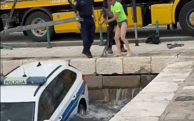 VIDEO Policajac u Senju otišao na bankomat, službeni auto završio u moru