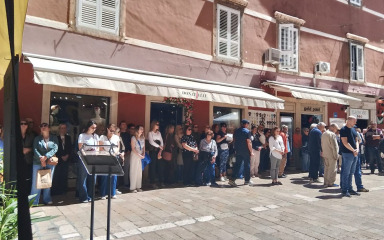 [FOTO] Ispred Županijskog suda počeo tihi prosvjed ’19 minuta šutnje za Luku’: ‘Cijelo vrijeme mislim na Luku…’