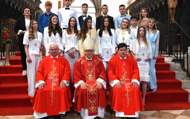 [FOTO] U katedrali sv. Stošije nadbiskup Zgrablić podijelio krizmanicima sakrament potvrde: ‘Krist računa na vaše darove i otvorenost srca’