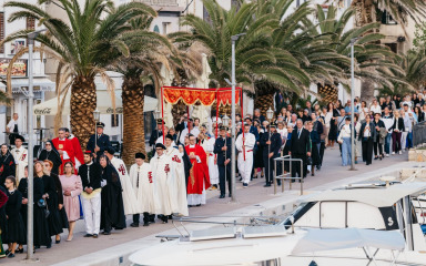 PROCESIJA SVETOG TRNA U PAGU Slavi se jedinstvena relikvija s potvrdom Svete Stolice, koja se povezuje s krunom Isusa Krista