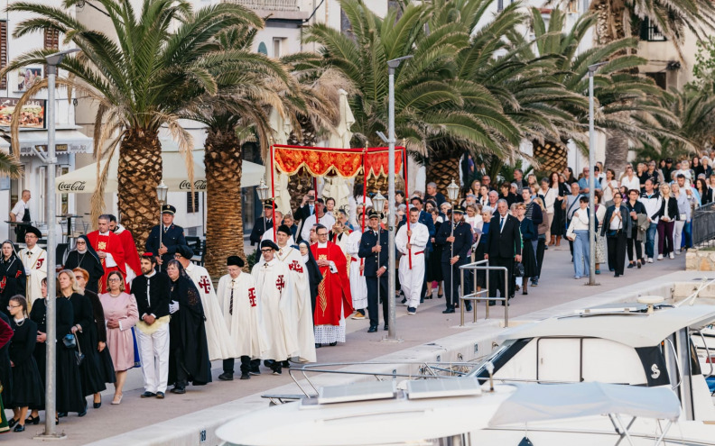 PROCESIJA SVETOG TRNA U PAGU Slavi se jedinstvena relikvija s potvrdom Svete Stolice, koja se povezuje s krunom Isusa Krista