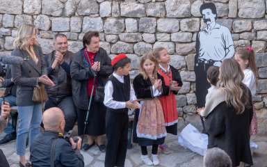NOVIGRAD ODAO POČAST TOMISLAVU IVČIĆU Na Škalinama otkrivena spomen-ploča i održan koncert, publika pjevala uglas