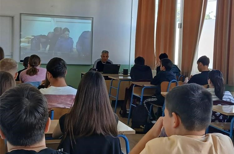 Policija u OŠ Privlaka educirala učenike; alkohol, društvene mreže i romobili među glavnim temama