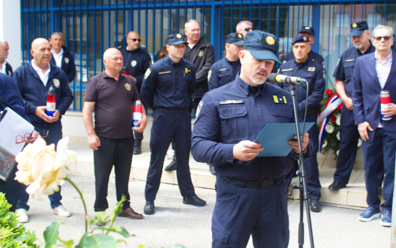 Impresivna počast trojici policajaca stradalim u Pakoštanima