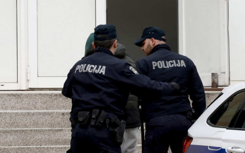 Trojac držao djevojku kao robinju, tukli ju i silovali pred djecom