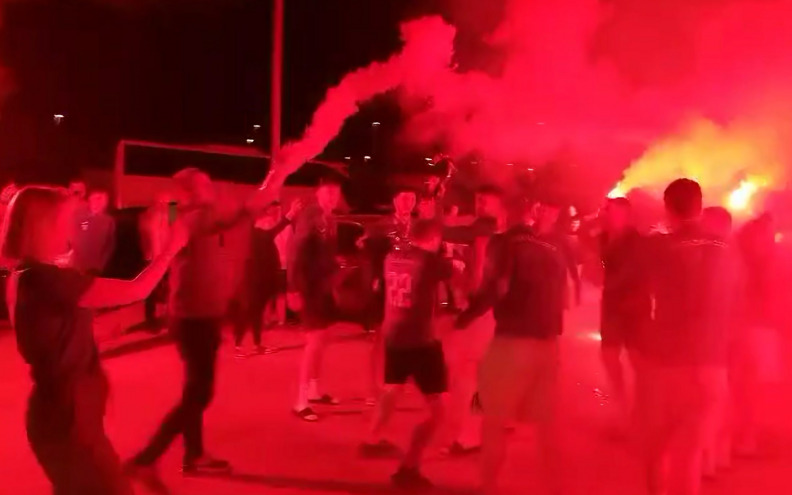 [VIDEO] BAKLJADA ZA PRVAKE! Šampionski doček na Višnjiku, mladi rukometaši Zadra 2013 stigli kući sa zlatom