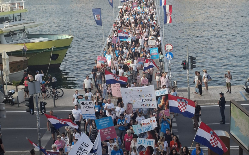 U Zadru održan Hod za život: 'Hvala svim majkama i očevima...'