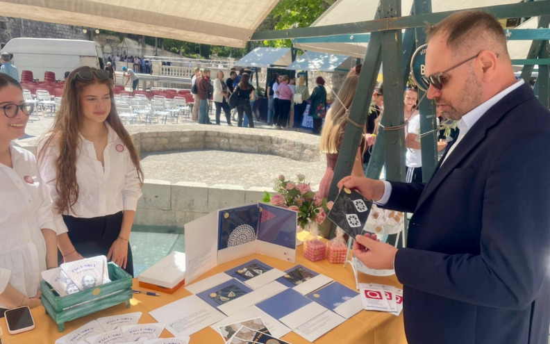 Županijska smotra učeničkih zadruga na Trgu Petra Zoranića uz obilježavanje Svjetskog dana pčela