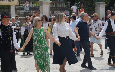 [VIDEO] Anja Šimpraga plesala užičko kolo na Trgu pet bunara