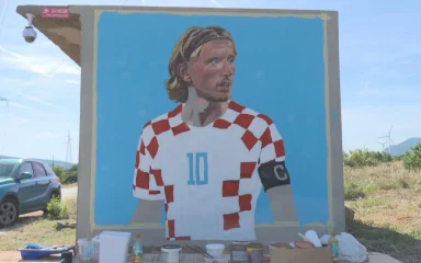 [VIDEO] U Zatonu Obrovačkom izrađen mural u čast Luke Modrića: ‘Zahvaljujući njemu, za nas zna cijeli svijet’