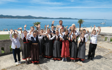 [FOTO] Mali čuvari tradicije posjetili župana. Bilaver: ‘Pitanja su vam bolja od mnogih koja se mogu čuti u skupštini’