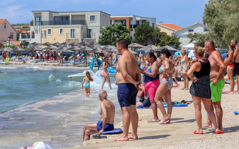 IZNAJMLJVAČI SPREMNI NA PROSVJEDE Viši porezi skraćuju sezonu i dižu cijene, a nekretnine na obali kupuju stranci.