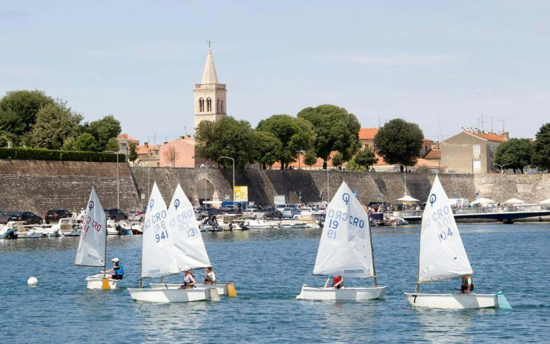 U srcu Zadra održana neobična regata, mladi jedriličari jedrili pred punim mostom