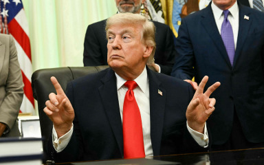 Uklonjen natpis Donald J. Trump s Kennedy Centra, radnici ga uklonili u ranim jutarnjim satima